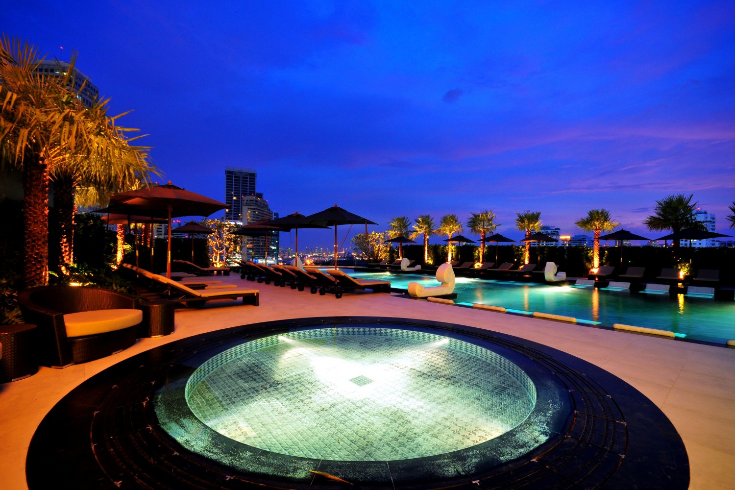 Outdoor swimming pool in Sukhumvit | Luxury 5 Star Hotel in Bangkok